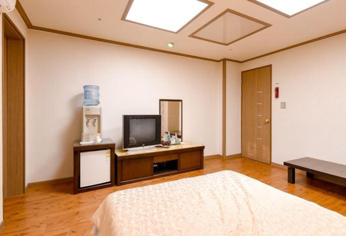 Hongcheon Resortel Exterior foto